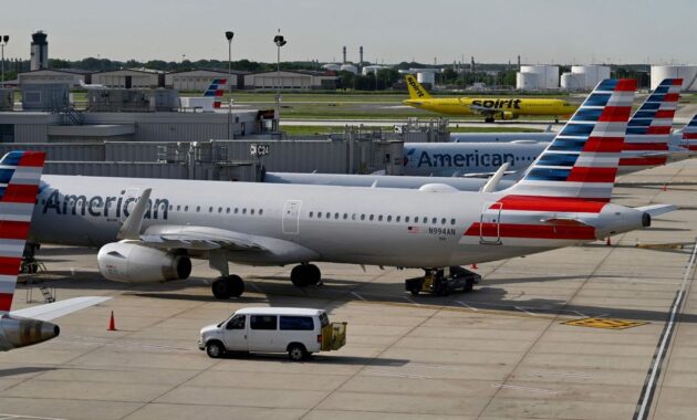 American Airlines computer glitch disrupts pilots’ schedules --- latest issue as union contract talks continue