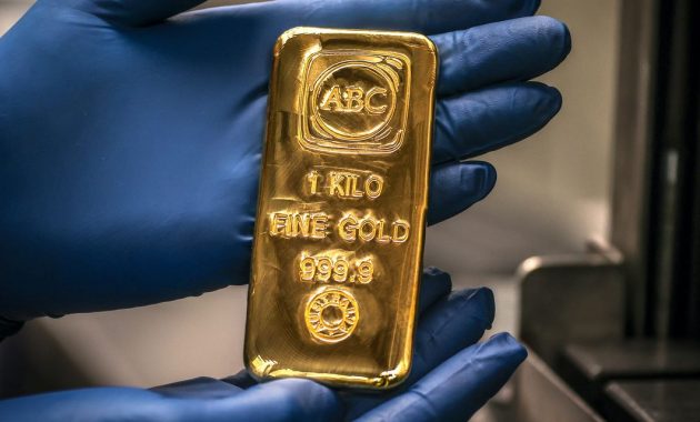 Gold edges higher after 5th straight weekly decline