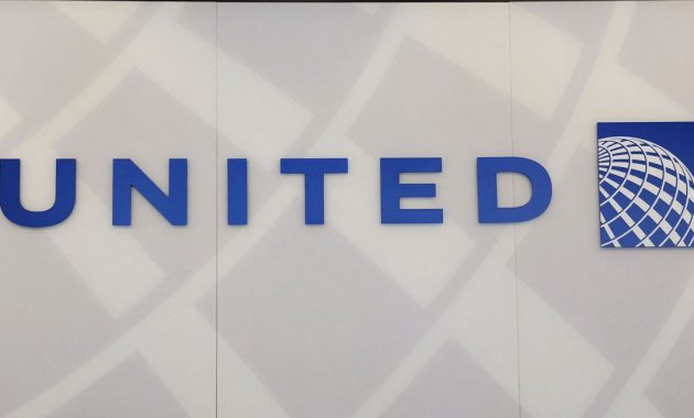 United Airlines posts first profitable quarter of pandemic, but the stock is still getting pounded