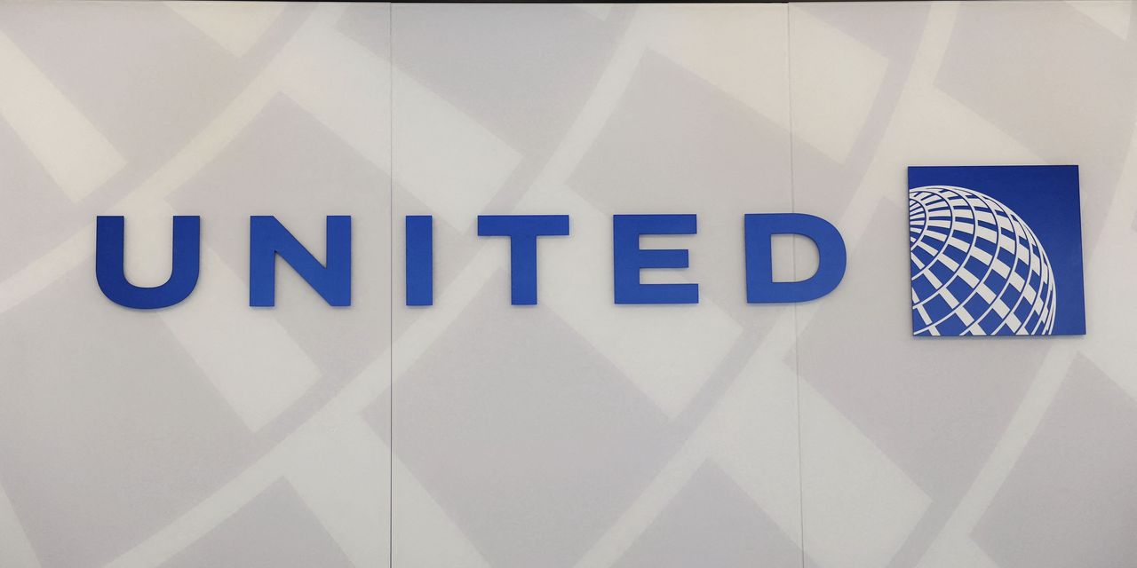 United Airlines posts first profitable quarter of pandemic, but the stock is still getting pounded