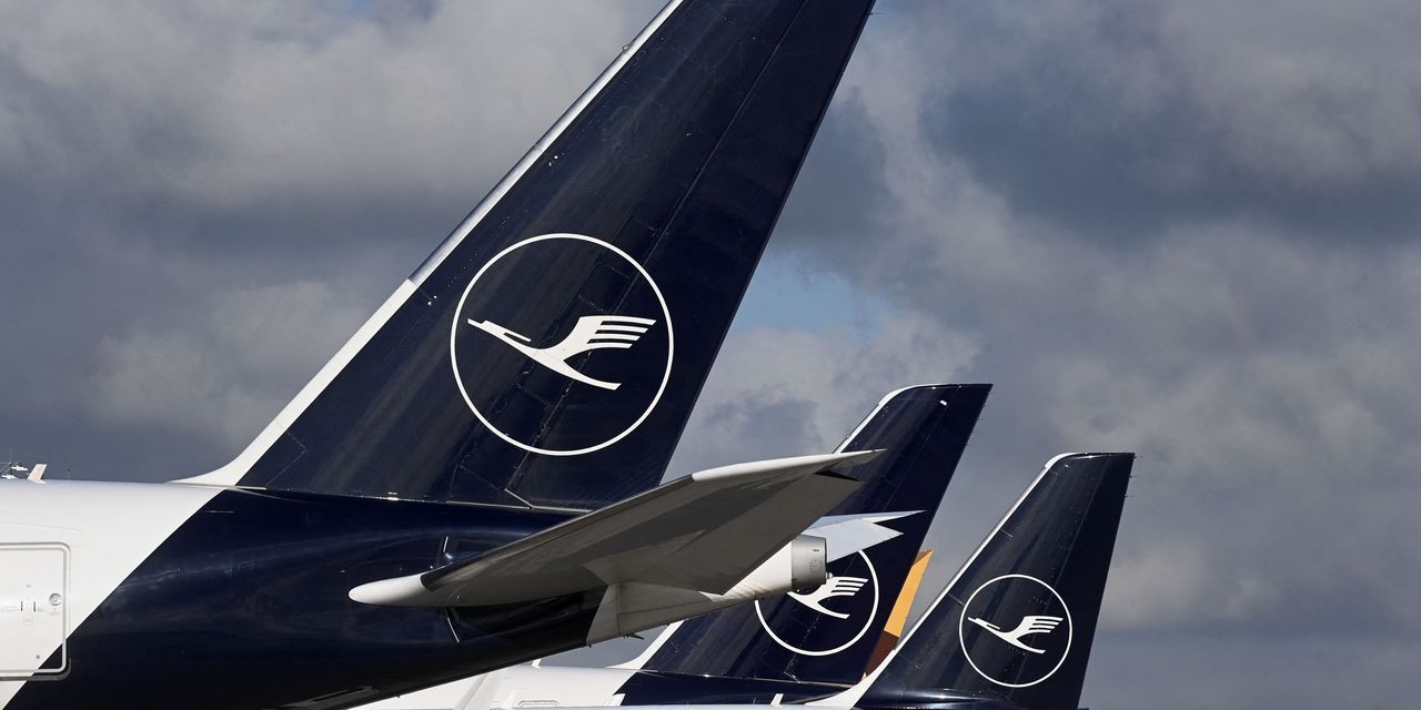 Lufthansa strikes deal with union on pay rise for land personnel