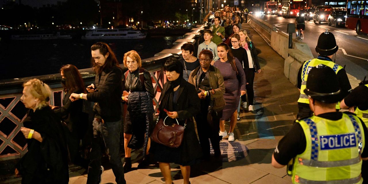 Here's how long the queue is to see the queen lying in state