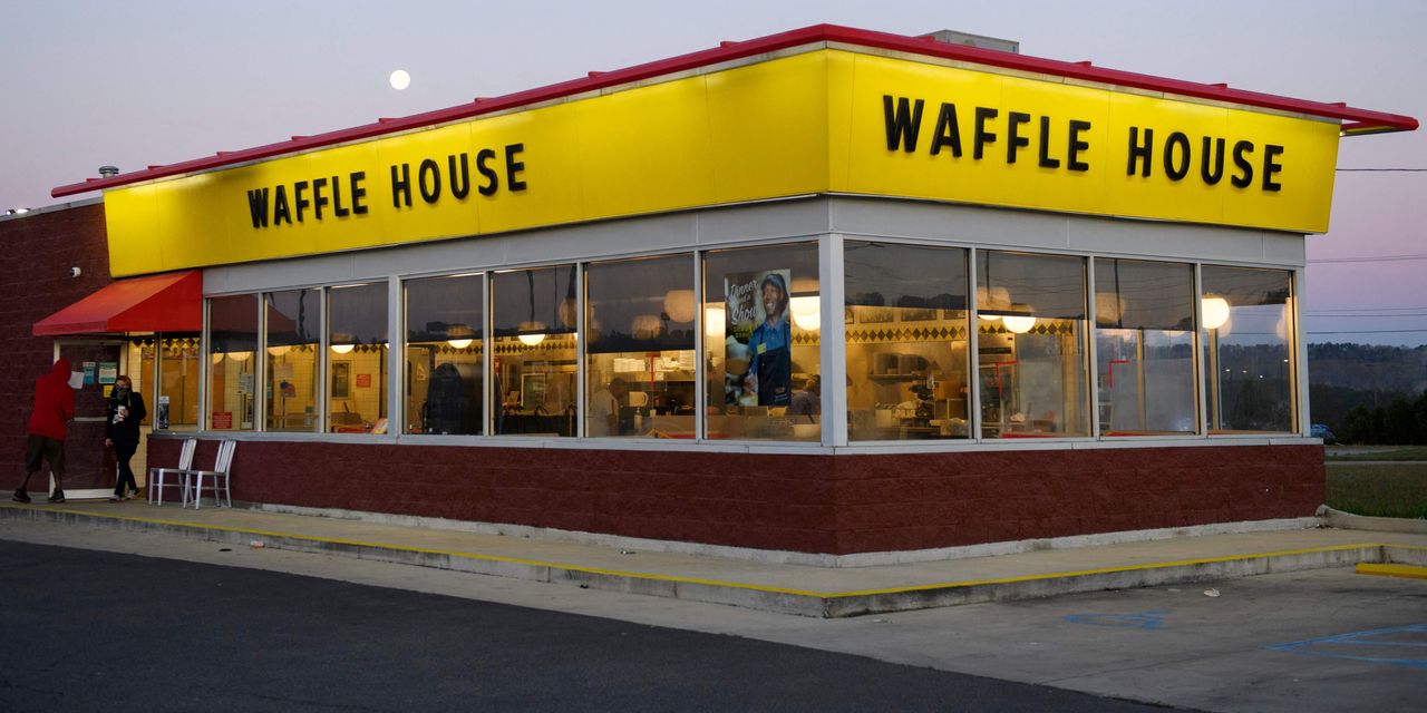 Waffle House closes 21 Florida stores for Hurricane Ian, sparking Twitter storm