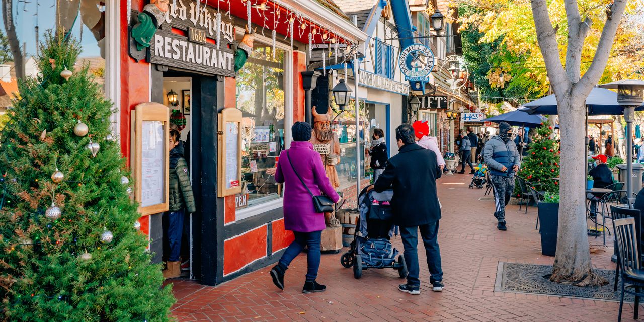 4 ways retailers can stand out this coming holiday season