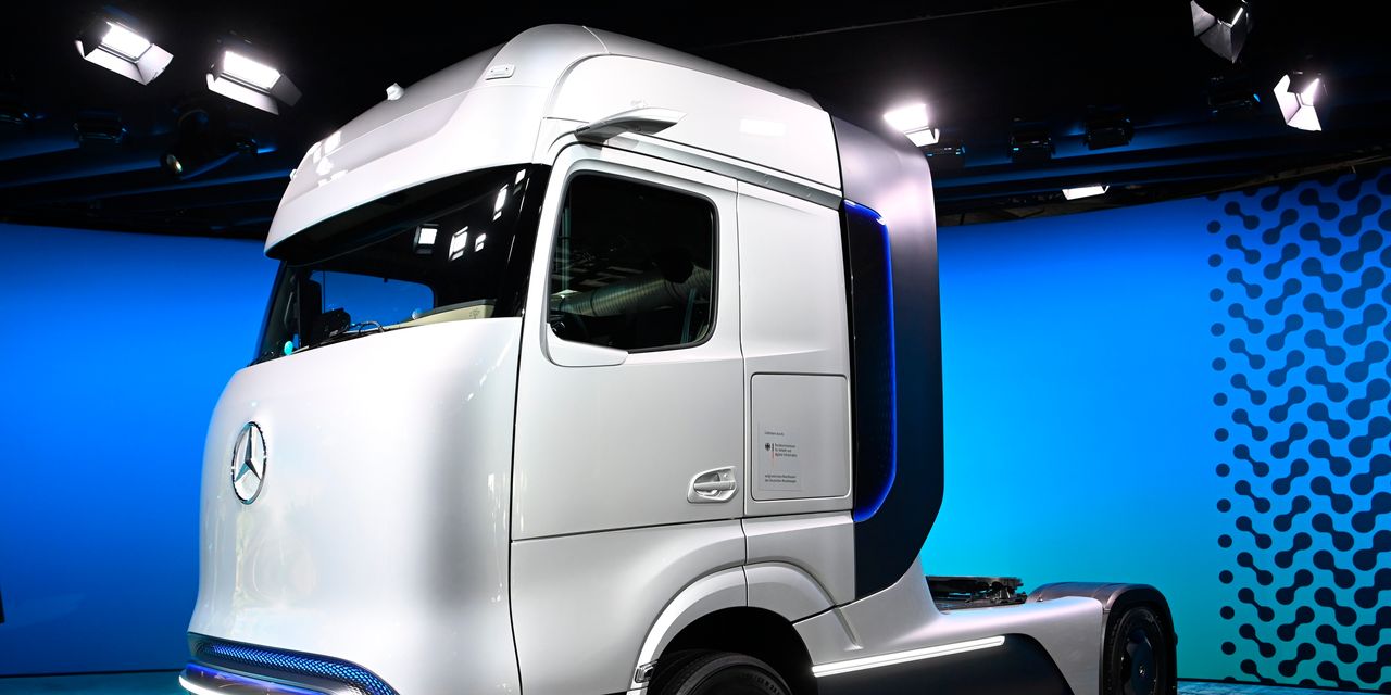 Daimler Truck sees higher revenue, boosted by strong sales, price increases